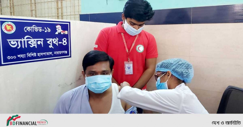 দ্বিতীয় ডোজ গ্রহণ করলেন নারায়ণগঞ্জ জেলা জেলা প্রশাসক