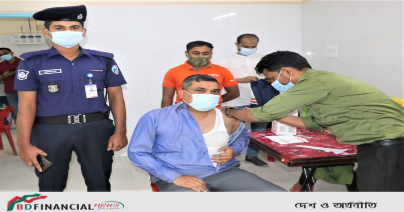 টিকা নিলেন কক্সবাজারের এসপি মোঃ হাসানুজ্জামান