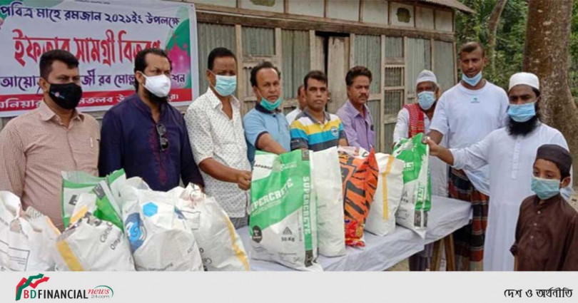 চাঁদপুরের মতলব উত্তর উপজেলার ঘনিয়াপাড়ে হাজী রব মোল্লা ফাউন্ডেশনের পক্ষ থেকে ইফতার সামগ্রী বিতরণ