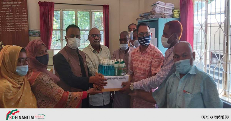 জেলা পরিষদের উদ্যোগে আটোয়ারীতে স্বাস্থ্য সুরক্ষা সামগ্রী বিতরণ