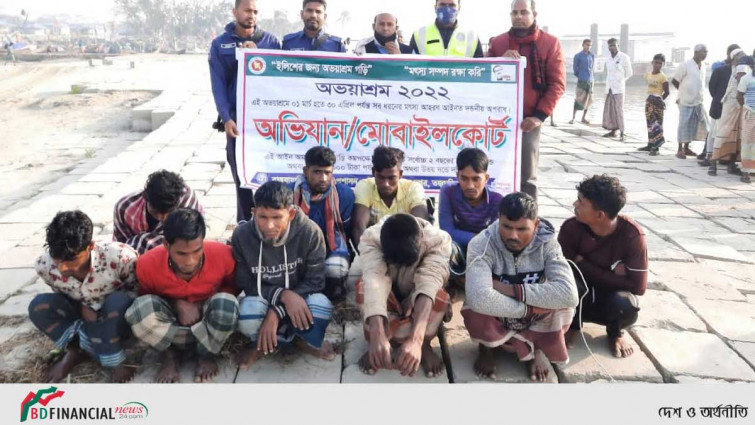 নিষিদ্ধ সময়ে মাছ ধরায় ১২ জেলে ও ১৪ বেহুন্দি জাল আটক