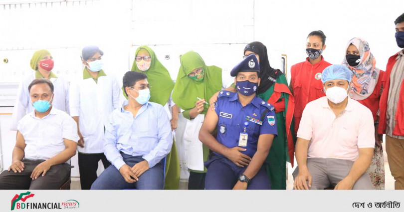টিকা নিলেন খুলনার পুলিশ সুপার মোহাম্মদ মাহবুব হাসান