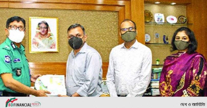 ডিএমপিকে গোদরেজের স্বাস্থ্য সুরক্ষা পণ্য উপহার