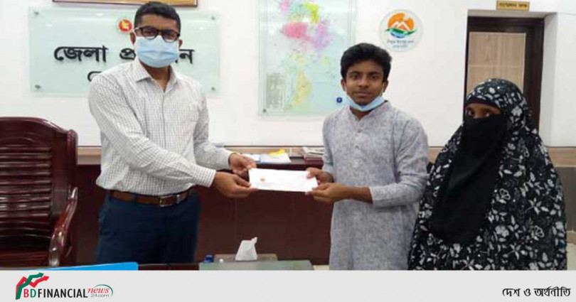 ইটভাটার দিনমজুরের ছেলের মেডিক্যালে ভর্তির দায়িত্ব নিলেন নোয়াখালীর জেলা প্রশাসক