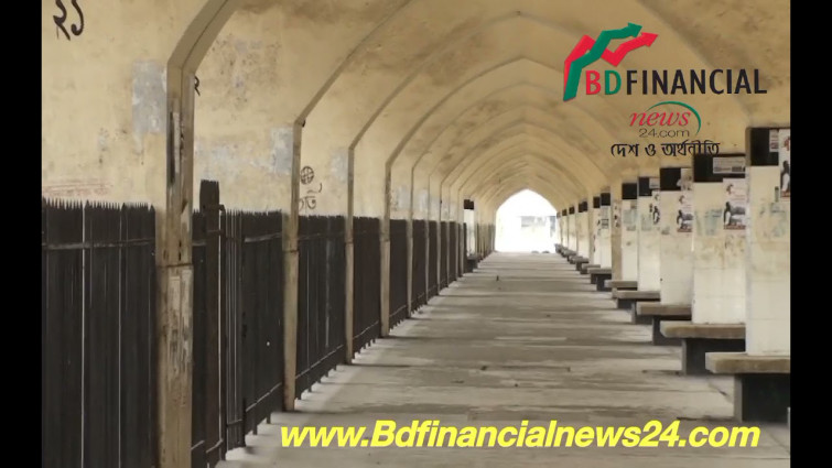 আজ সোমবার (১২ এপ্রিল) লকডাউনে কমলাপুর রেল স্টেশনের দৃশ্য ।