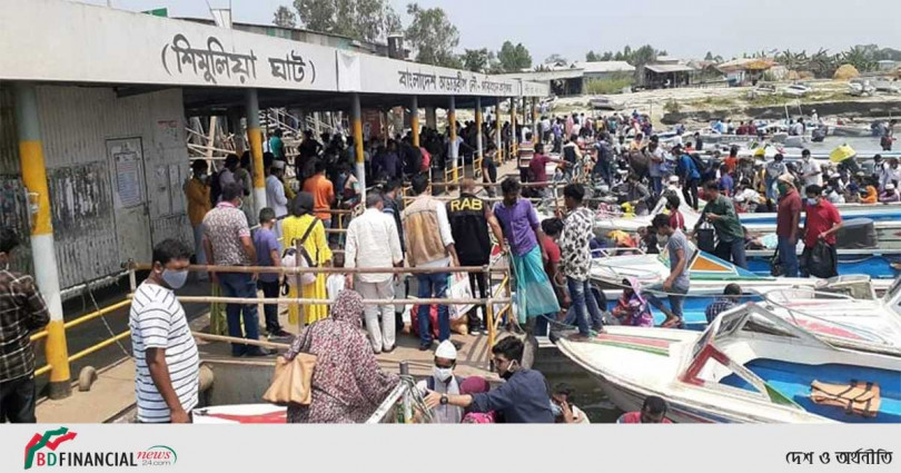 স্বাস্থ্যবিধি উপেক্ষা করে মুন্সিগঞ্জের শিমুলিয়াঘাটে ঘরমুখো মানুষের উপচে পড়া ভিড়