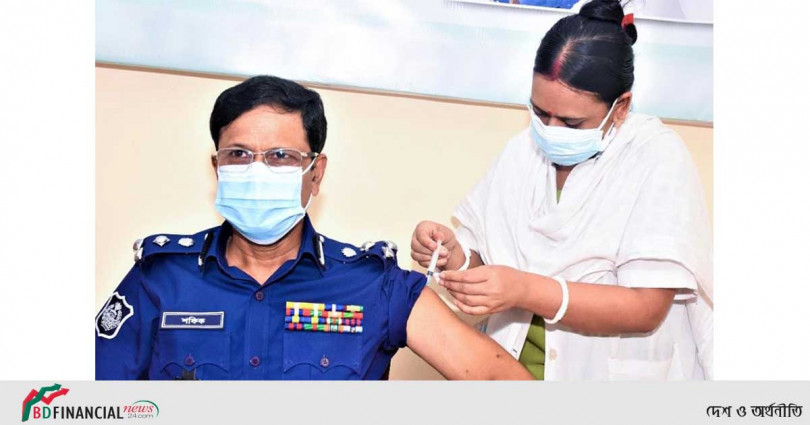 টিকার দ্বিতীয় ডোজ নিলেন বরিশাল রেঞ্জের ডিআইজি