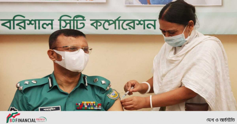 করোনা টিকার ২য় ডোজ নিলেন বিএমপি কমিশনার