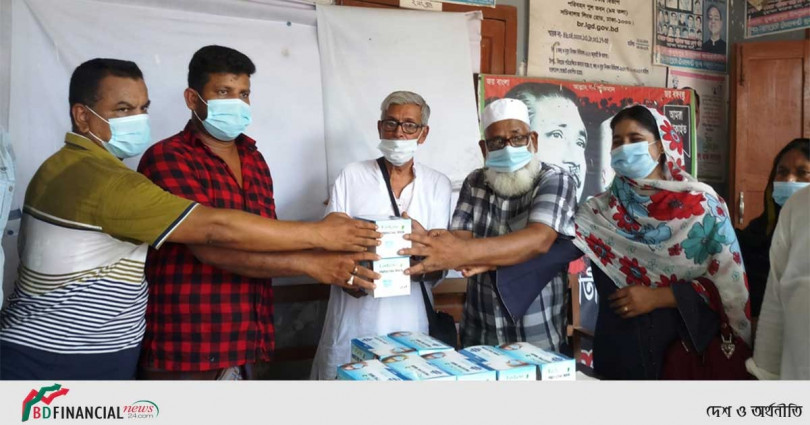 মুকসুদপুরে মহারাজপুর ইউনিয়ন পরিষদের মাস্ক বিতরণ