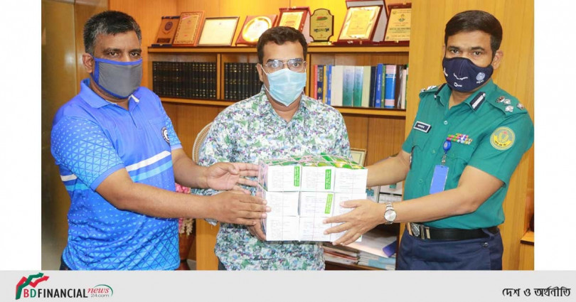 আরএমপি কমিশনার এর হাতে করোনা প্রতিরোধক সামগ্রী তুলে দিয়েছে গুল-গোফুর পেট্রোলিয়াম
