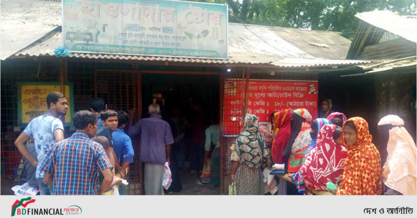 ঝালকাঠিতে খোলা বাজারের চাল ও টিসিবি পণ্য কিনতে ক্রেতাদের ভীড়