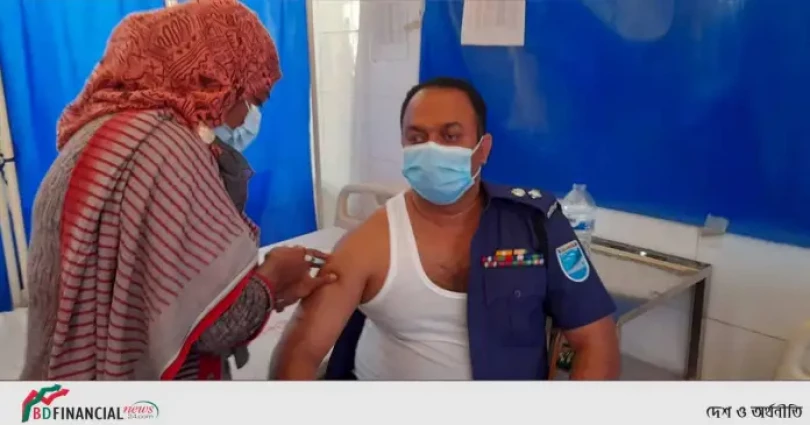 টিকার ২য় ডোজ গ্রহন করলেন গাজীপুর জেলা পুলিশ সুপার এসএম শফিউল্লাহ্