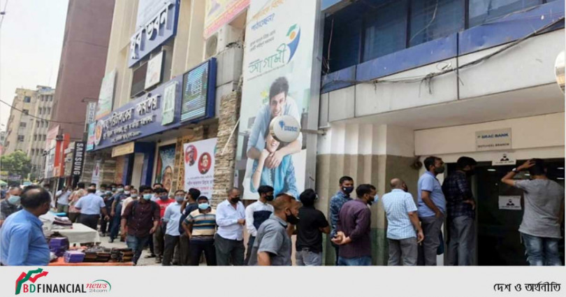 টাকা তুলতে ব্যাংকগুলোতে ভিড়
