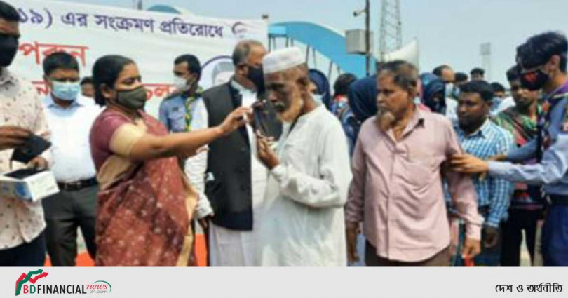 সংক্রমণ প্রতিরোধে গোপালগঞ্জ জেলা প্রশাসনের এক লাখ মাস্ক বিতরণ
