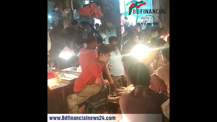 কঠোর লকডাউনের প্রথম দিনে রাজধানীর নুরের ছালা বাজারের দৃশ্য ।