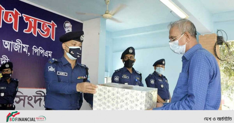 নরসিংদীতে সিভিল স্টাফদের উপহার ও খাদ্য সামগ্রী বিতরণ করলেন পুলিশ সুপার