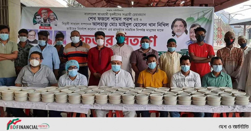 কর্মহীন মানুষের মাঝে ইফতার ও মাস্ক বিতরন করলেন কামরুল আহসান সরকার রাসেল
