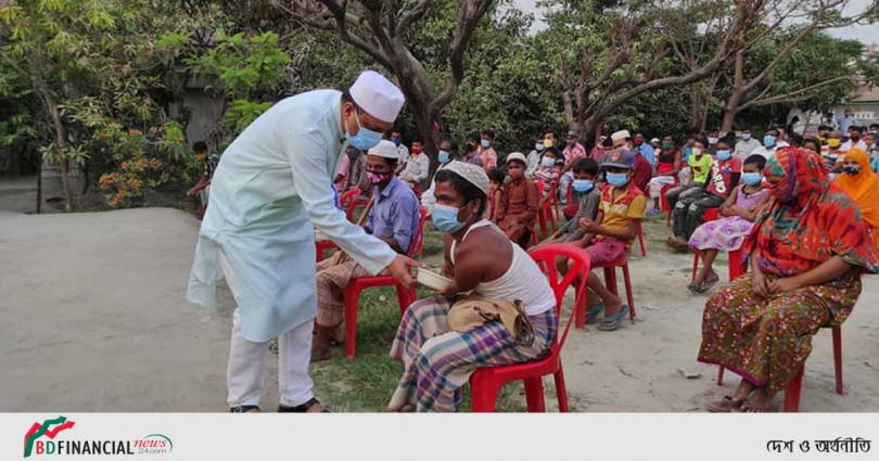 কর্মহীন মানুষের মাঝে রান্না করা ইফতার বিতরন করলেন কামরুল আহসান সরকার রাসেল