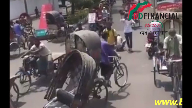 লকডাউনে ত্রাণ ও রেশন সরবরাহের দাবীতে বরিশালে রিকসা মিছিল