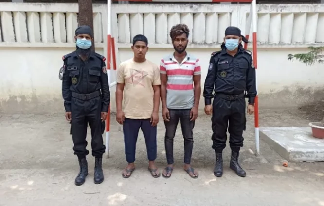 বিদেশি অস্ত্রসহ ৪ জনকে গ্রেপ্তার করেছে র্যাব-২