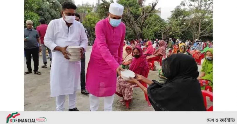 কর্মহীন মানুষের মাঝে রান্না করা ইফতার বিতরন করলেন কামরুল আহসান সরকার রাসেল