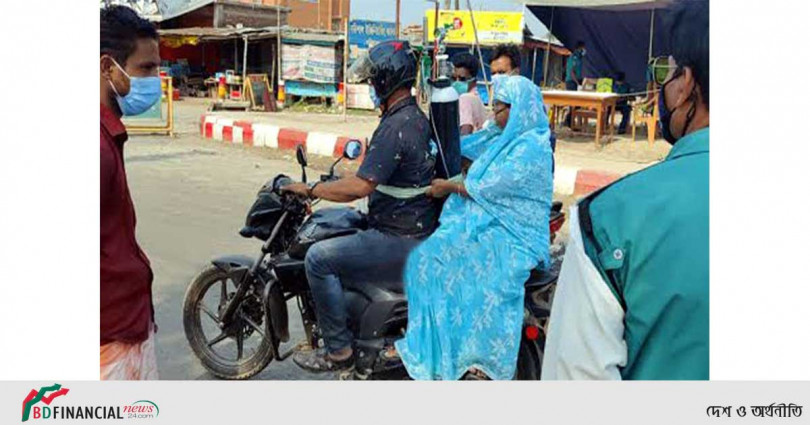শরীরে অক্সিজেন সিলিন্ডার বেঁধে রোগী নিয়ে হাসপাতালে