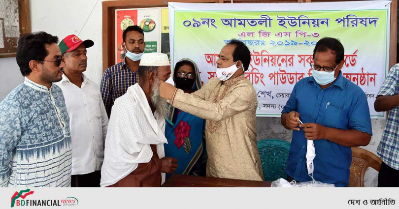 কোটালীপাড়ায় করোনা প্রতিরোধে মাস্ক, সাবান ও ব্লিচিং পাউডার বিতরণ