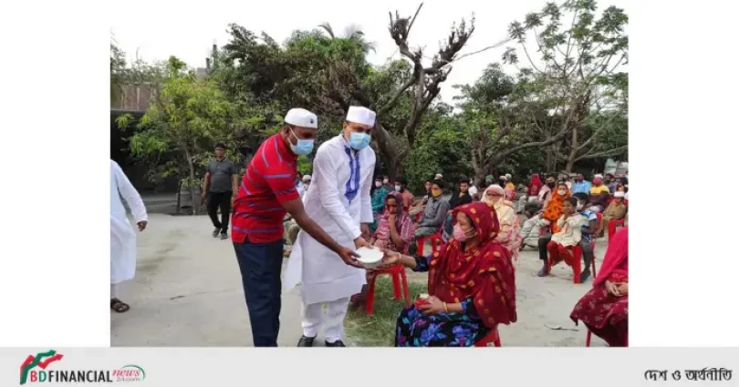 কর্মহীন মানুষের মাঝে রান্না করা ইফতার বিতরন করলেন কামরুল আহসান সরকার রাসেল