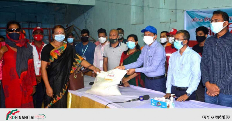 তৃতীয় লিঙ্গের ৩০০ জনকে প্রধানমন্ত্রী প্রদত্ত ‘উপহার’ তুলে দিয়েছে চট্টগ্রাম জেলা প্রশাসন