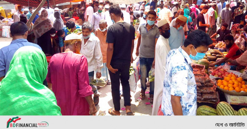 ঝালকাঠির হাট-বাজারে স্বাস্থ্যবিধির কোন তোয়াক্কা নেই, নেই মাস্কও