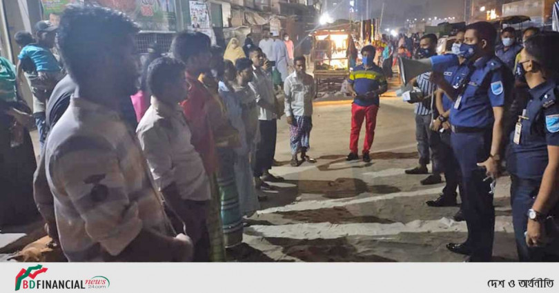 জনসাধারণকে নিরাপদ ও সামাজিক দূরত্ব নিশ্চিত করতে মাঠে ঢাকা জেলা পুলিশ