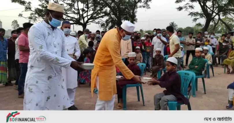 আজ কর্মহীন ও মাদ্রাসা ছাত্রদের নিয়ে ইফতার করলেন কামরুল আহসান সরকার রাসেল