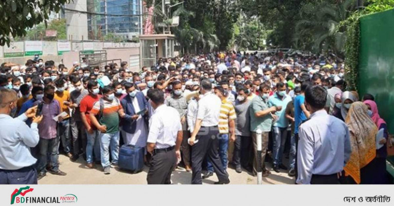 টিকিটের অপেক্ষায় সৌদি এয়ারলাইন্সের যাত্রীরা