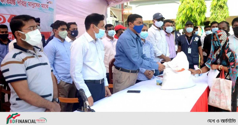 লকডাউনে কর্মহীনদের ত্রাণ দিলেন চট্টগ্রাম জেলা প্রশাসন