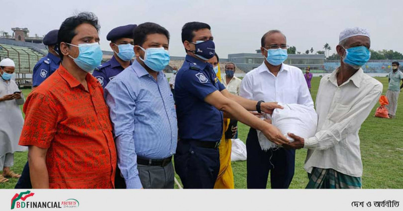 কর্মহীন মানুষের মাঝে ত্রাণ বিতরণ করলো কিশোরগঞ্জ জেলা প্রশাসন