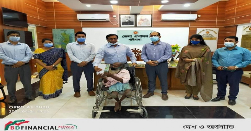 শারীরিক প্রতিবন্ধীকে হুইল চেয়ার ও আর্থিক সহায়তা প্রদান করলেন গাইবান্ধার জেলা প্রশাসক