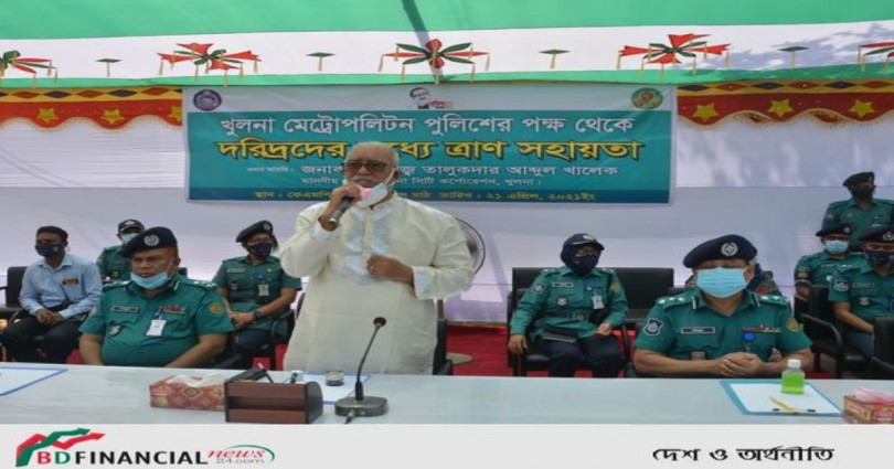 দরিদ্রদের ত্রাণ সহায়তা দিয়েছে খুলনা মেট্রোপলিটন পুলিশ