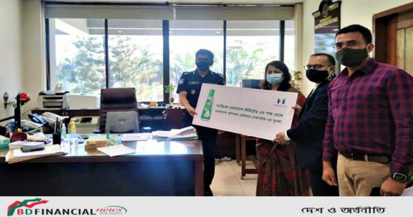 পুলিশকে মেডিকেল সেইফলাইফ হ্যান্ড স্যানিটাইজার দিল ম্যারিকো বাংলাদেশ