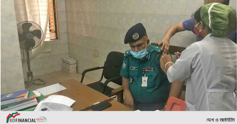 টিকা নিলেন কেএমপি কমিশনার মোঃ মাসুদুর রহমান ভূঞা