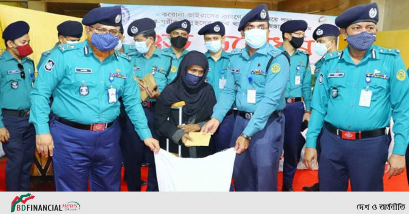 গরিব ও দুস্থদের খাদ্যসামগ্রী দিল চট্টগ্রাম মেট্রোপলিটন পুলিশ