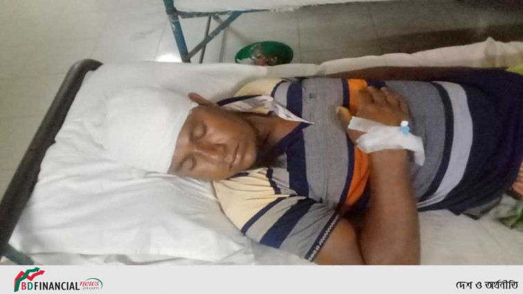 তুচ্ছ ঘটনায় জেলেকে মারধর হাসপাতালে ভর্তি