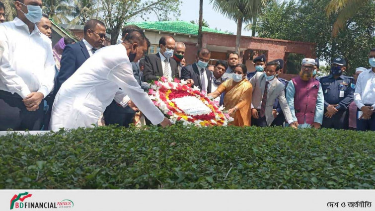 বঙ্গবন্ধুর সমাধিতে নবনিযুক্ত প্রধান র্নিবাচন কমিশনারের শ্রদ্ধা