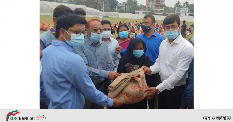 প্রধানমন্ত্রীর মানবিক সহায়তার উপহার সামগ্রী বিতরণ করলেন ঝিনাইদহের জেলা প্রশাসক