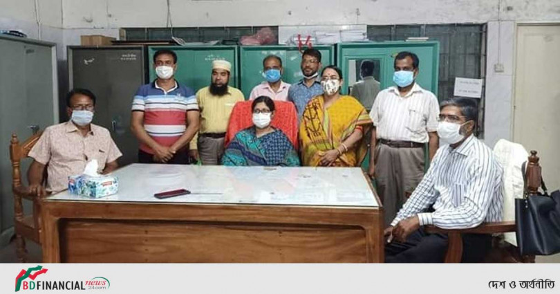 আড়াই বছরে ক্লাস নেননি, শিক্ষার্থীরাও চেনে না