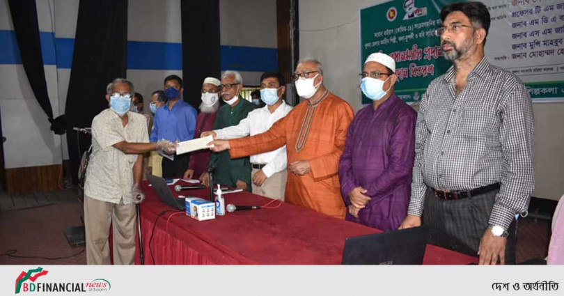খুলনায় অসহায় শিল্পী কলা কুশলী ও কবি সাহিত্যিকদের প্রধানমন্ত্রীর অনুদানের চেক বিতরণ