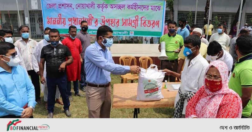 প্রধানমন্ত্রীর উপহার পেয়ে খুশি নোয়াখালীর ৩শ অসচ্ছল দোকান কর্মচারীরা