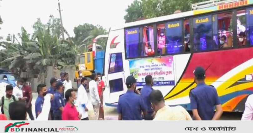 পুলিশের ব্যবস্থাপনায় বিভিন্ন জেলার ধানকাটা শ্রমিক নওগাঁয়