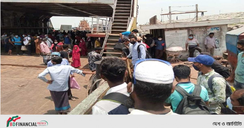 বাংলাবাজার ঘাটে যাত্রীদের ভিড়