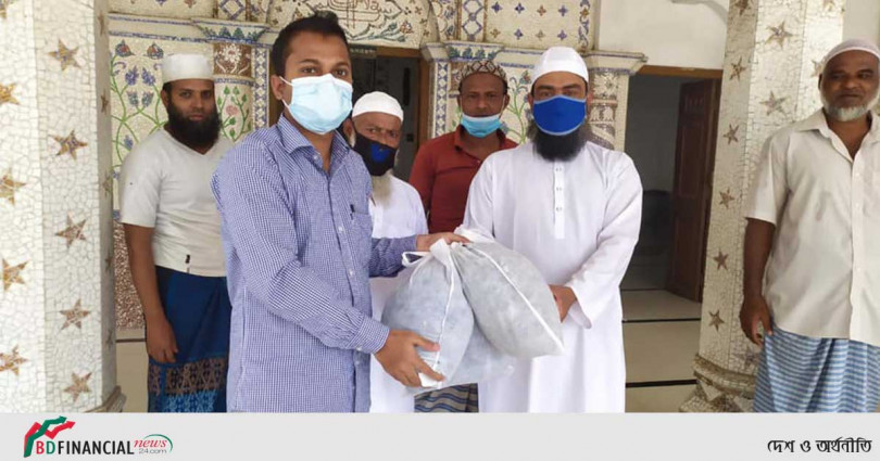 ধুয়ে পুনরায় ব্যবহার উপযোগী কাপড়ের মাস্ক বিতরণ করলেন শরীয়তপুরের জেলা প্রশাসক