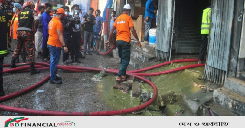 পুরান ঢাকায় কেমিক্যাল গোডাউনে আগুন, একজনের মরদেহ উদ্ধার, আহত ১৪